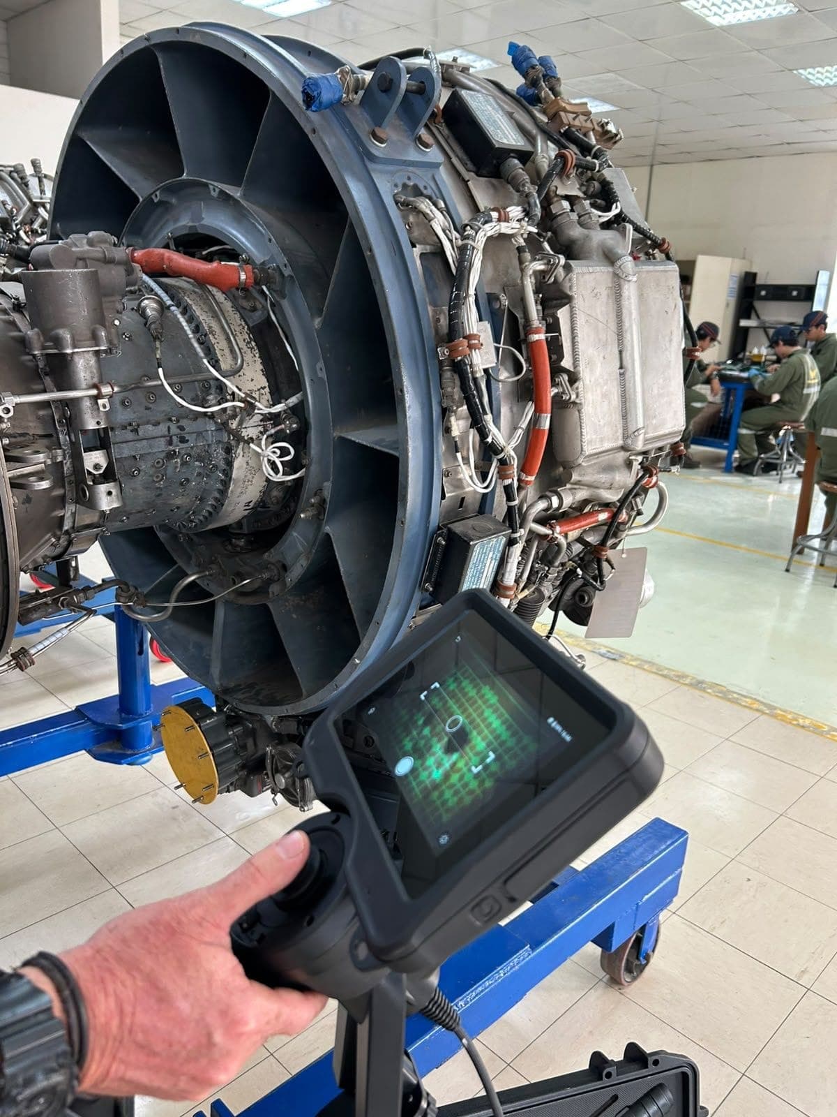 Inspección de un motor de turbina con videoscopio articulado
