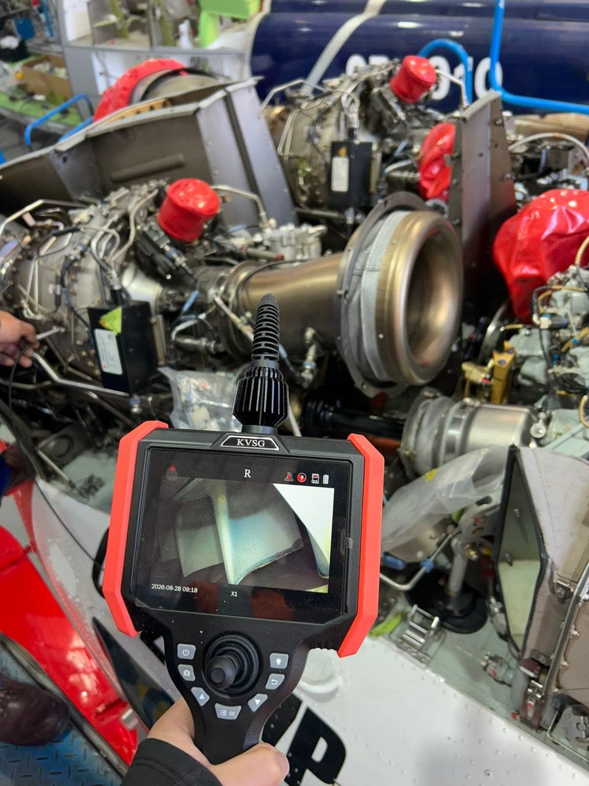 Videoscopio KVSG en un motor en mantenimiento