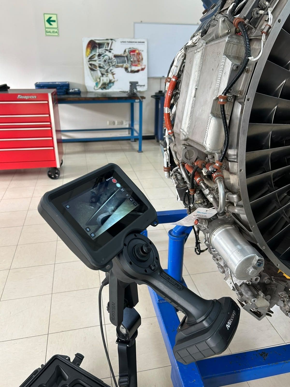 Videoscopio montado junto a un motor en taller